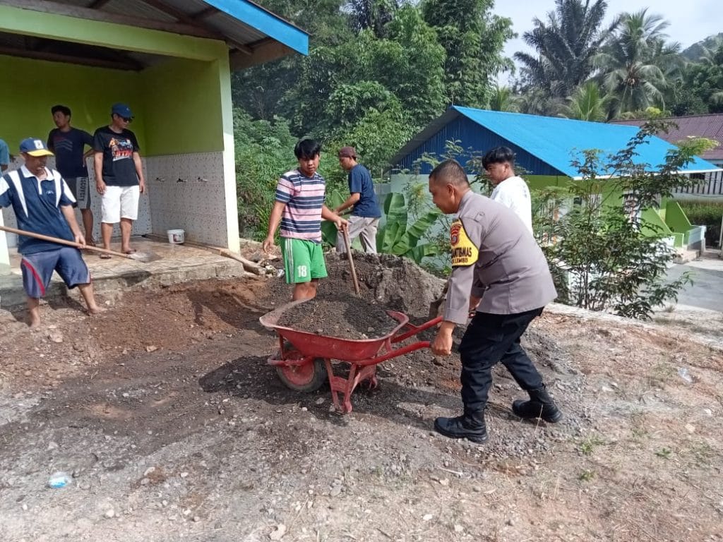 Sambut Ramadhan, Bhabinkamtibmas Kerja Bakti di Desa Tinomopo