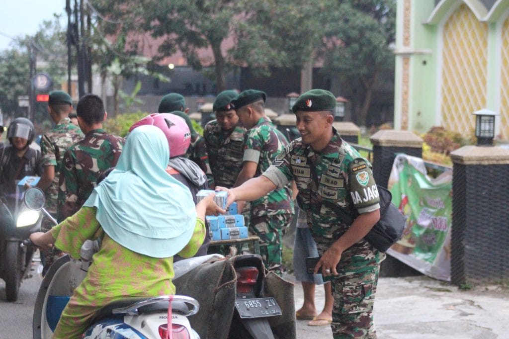 Bulan Penuh Berkah, Yonif Raider 300/Bjw Bagi Takjil ke Warga Cianjur