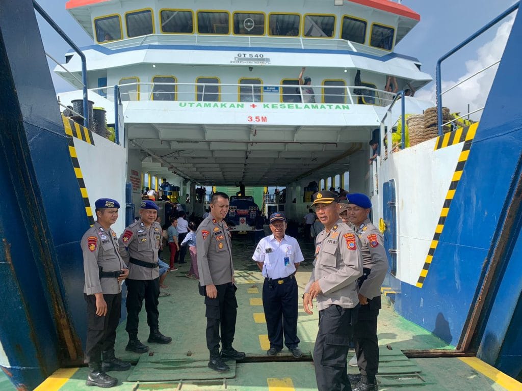 Pantau Arus Mudik di Pelabuhan, Wakapolres Morut: Penumpang Berhati-hati dan Menjaga Barangnya