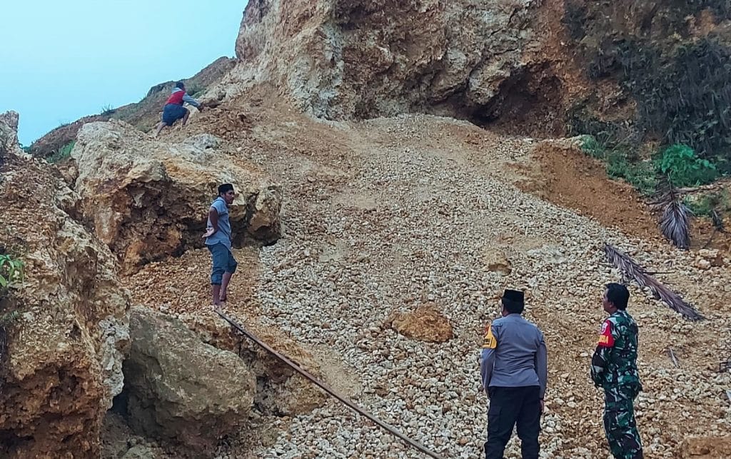 Warga Desa Lariang Tertimbun Tanah Longsor
