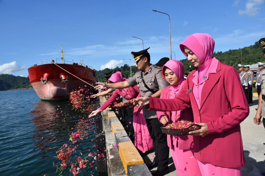 Mengenang Jasa Pahlawan, Polres Morut Gelar Tabur Bunga