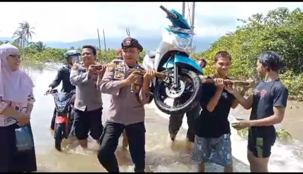 Dua Kecamatan Terendam Banjir, Persnoel Polres Morut Bergerak Cepat Bantu Warga