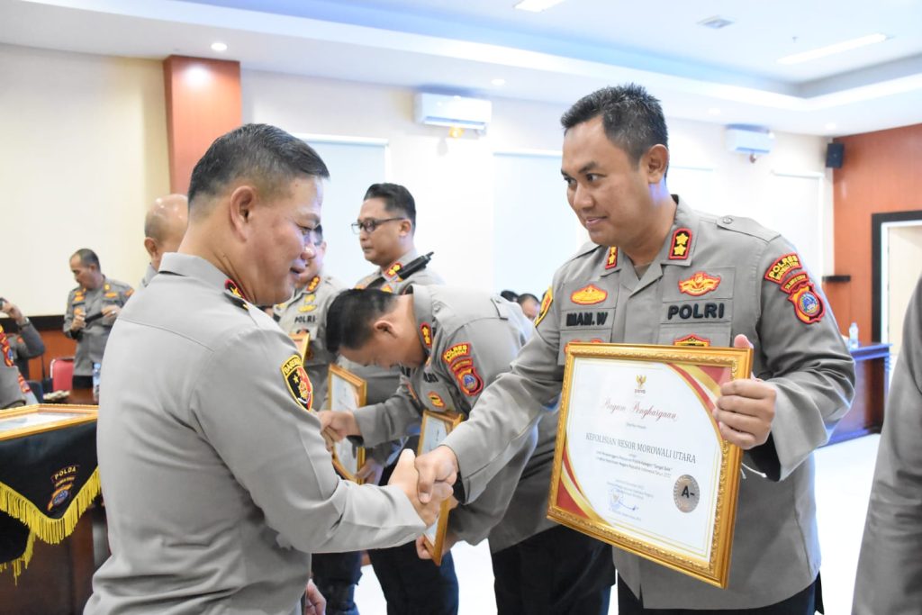 Pelayanan Publik Terbaik, Polda Sulteng Serahkan Penghargaan dari Kementerian PANRB