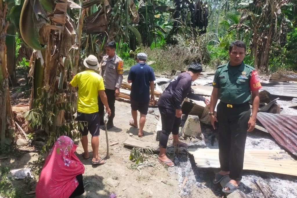 Cepat Tanggap, Babinsa Koramil 1427-02/Bambalamotu Datangi Lokasi Kebakaran