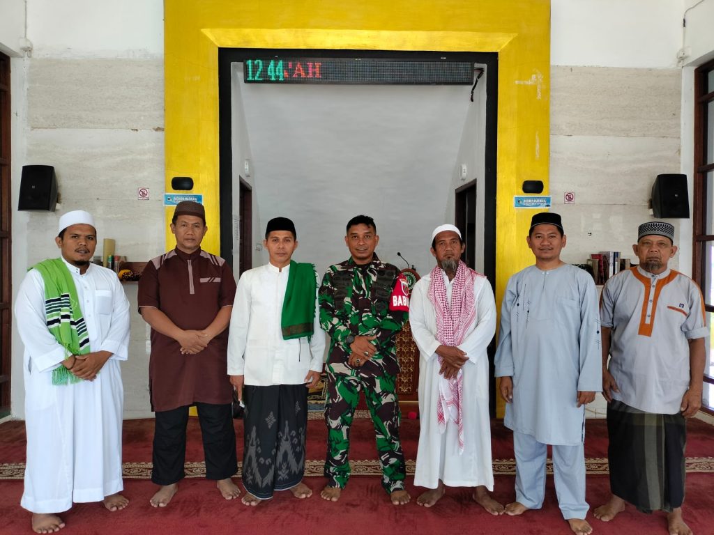 Sholat Jumat Kewajiban Umat Muslim, Babinsa Desa Ako: Meningkatkan Iman Kepada Allah SWT