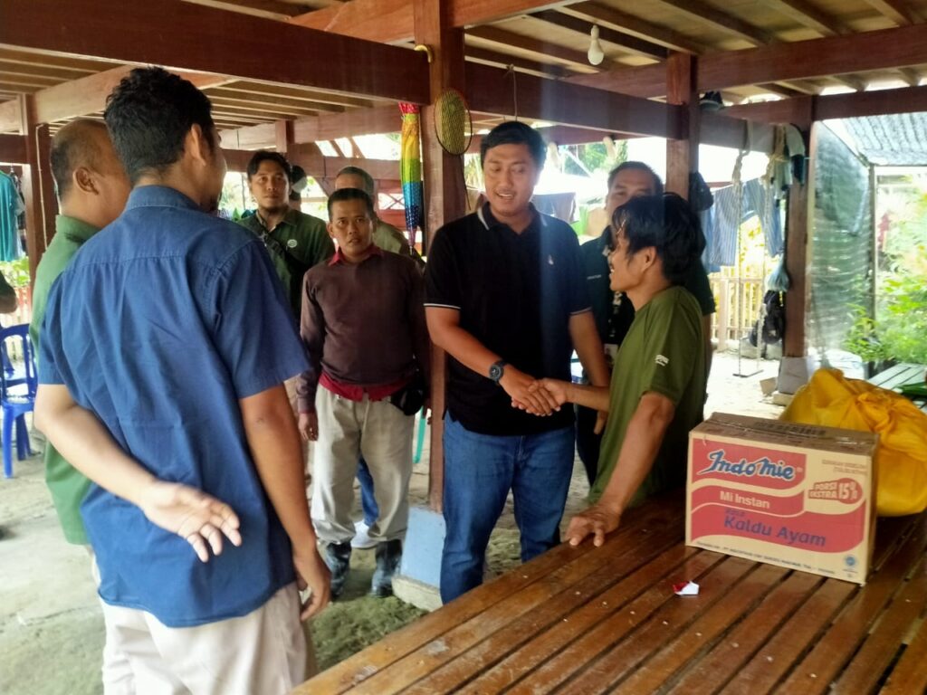 PT Pasangkayu Salurkan Sembako ke Warga Salubulu