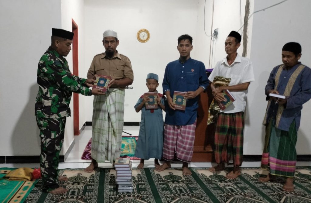 Inteljen Kodam Hasanuddin Salurkan Al-Qur’an ke Masjid dan TPA di Desa Ako