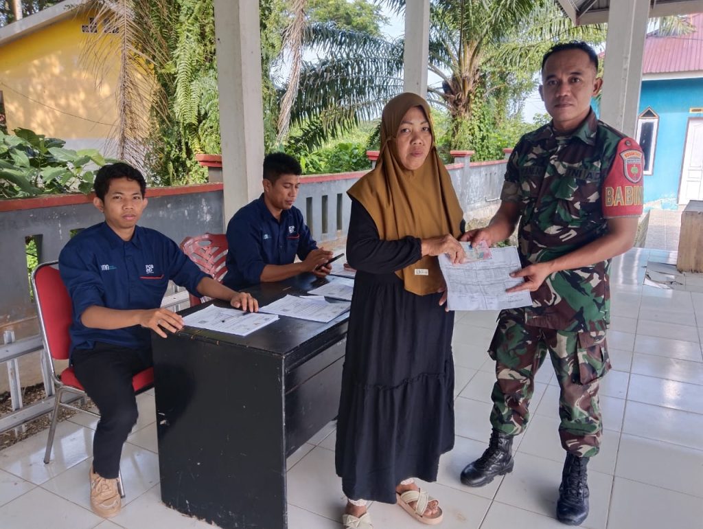 Babinsa Randomayang Mendampingan Warga Saat Menerima BPNT