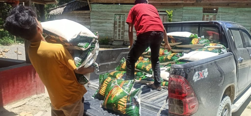 Berbagi di Bulan Ramadhan, PT Mamuang Kembali Bantu Paket Sembako Masyarakat Kaili Tado