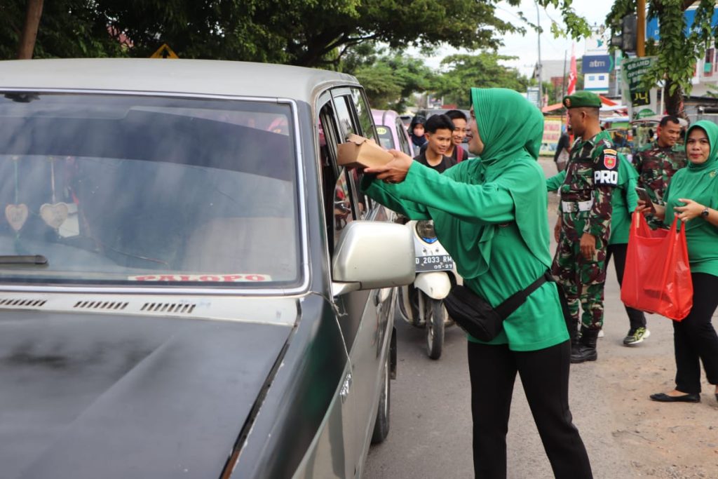 Manfaatkan Bulan Ramadhan, Kodim 1425 Jeneponto Berbagai Takjil ke Pelintas