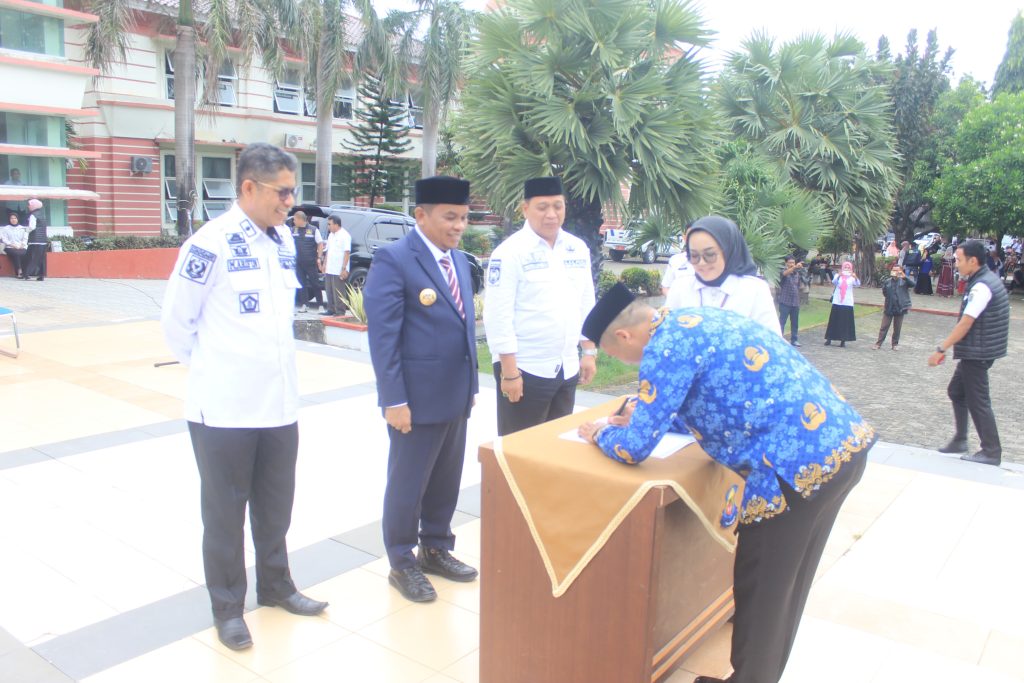 PJ Bupati Jeneponto Menyerahkan 287 SK Pegawai Menjadi PPPK