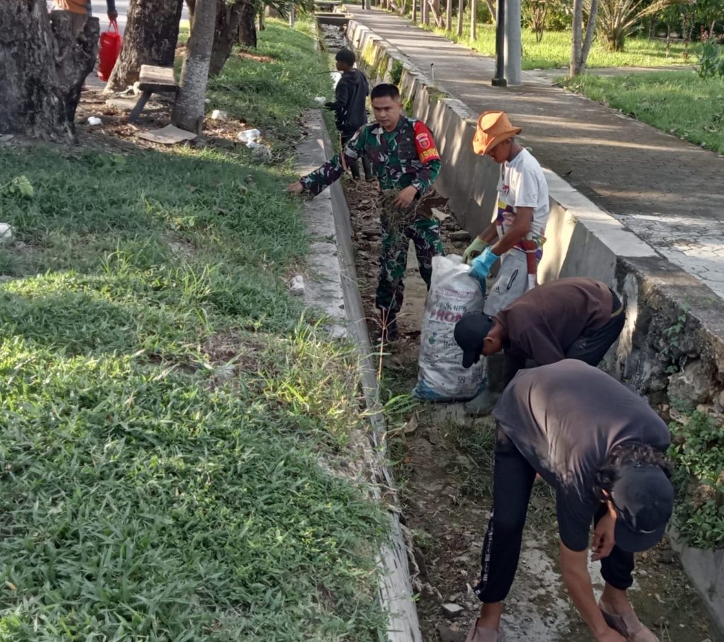 Koramil 1427-01/Pasangkayu Bergotong Royong Bersama Warga Salo Balok Bersihkan Parit