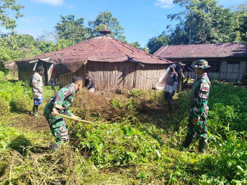 Satgas Yonif 122/TS Bersama Masyarakat Papua Laksanakan Karbak Bersihkan Kampung