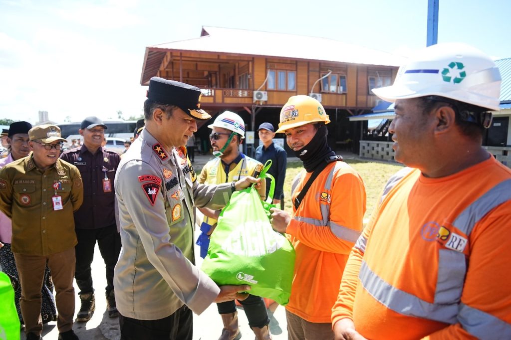 Jaga Kamtibmas Jelang Idul Fitri 2024, TNI-Polri Patroli dan Menyalurkan Parcel ke Pekerja IKN