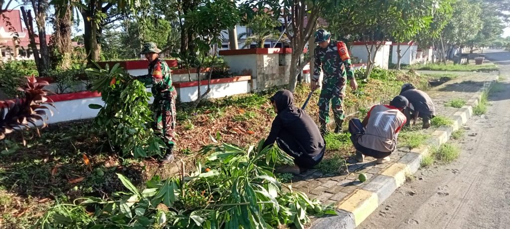 Babinsa 1427-01/Pasangkayu Bersihkan Drainase Depan Kantor Bupati