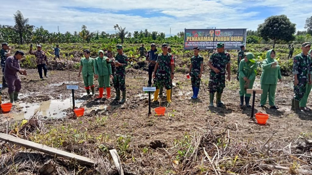 Hijaukan Desa Kasono, Kodim 1427/Pasangkayu Pimpin Penanaman Pohon Buah