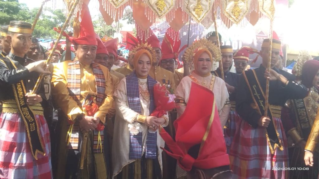 Pakaian Adat Mewarnai Hari Jadi Jeneponto ke 161, Masyarakat Pun Ikut Menyaksikan