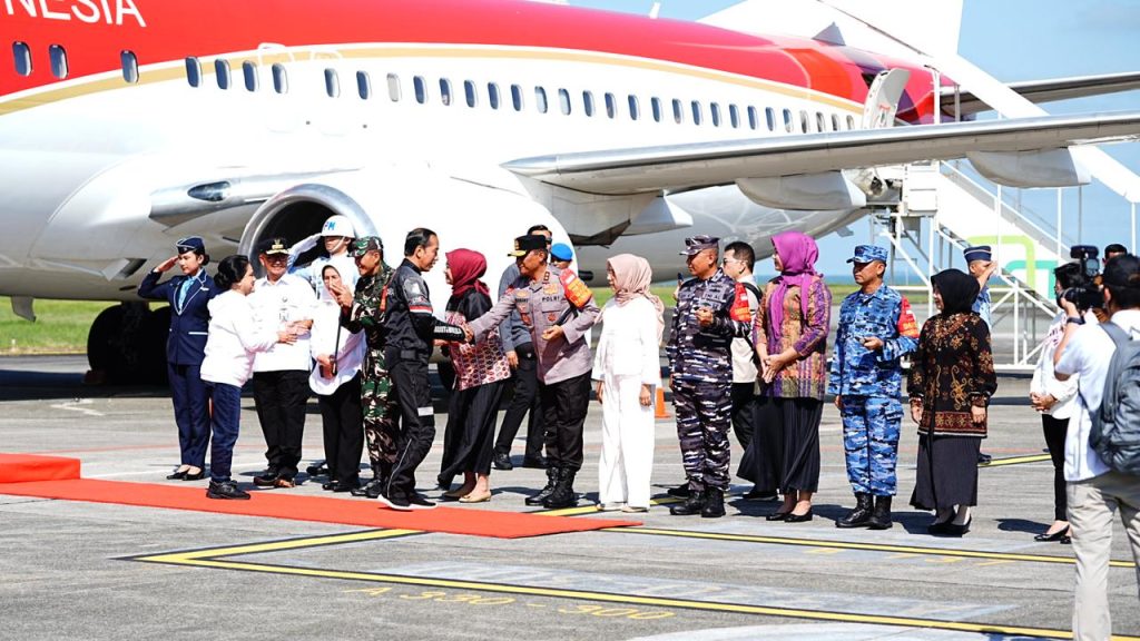 Kapolda Kaltim Sambut Presiden Jokowi di Bandara SAMS Sepinggan Balikpapan