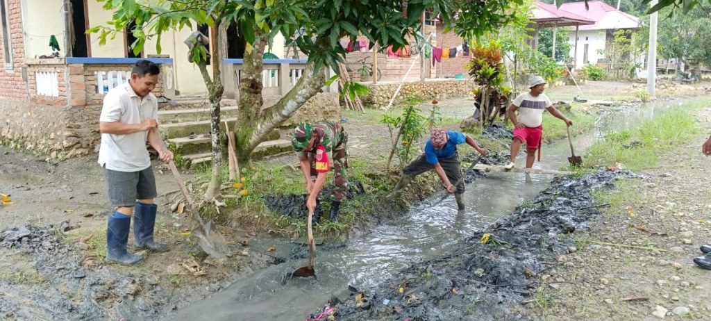 Personel Kodim 1427/Pasangkayu Bersama Warga Letawa Kompak Bersihkan Drainase