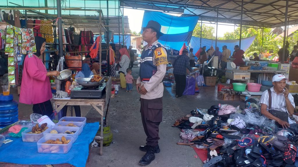 Patroli Pasar tradisional, Bhabinkamtibmas Sampaikan Pesan Kamtibmas
