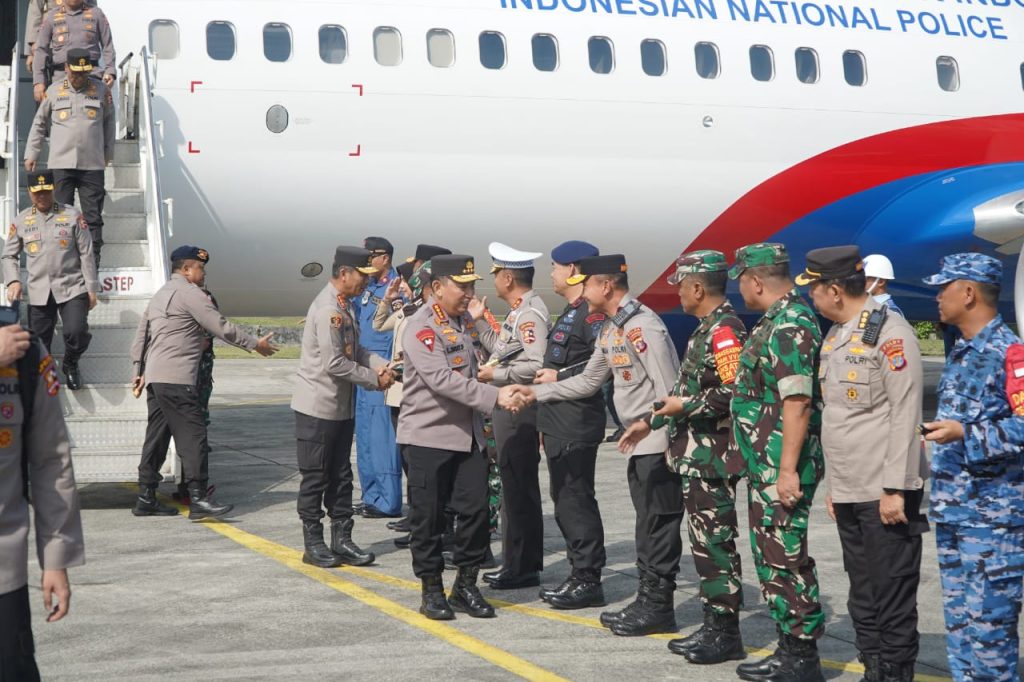 Dampingi Kunker Presiden Jokowi, Kapolda Kaltim Sambut Kedatangan Kapolri di Kota Balikpapan