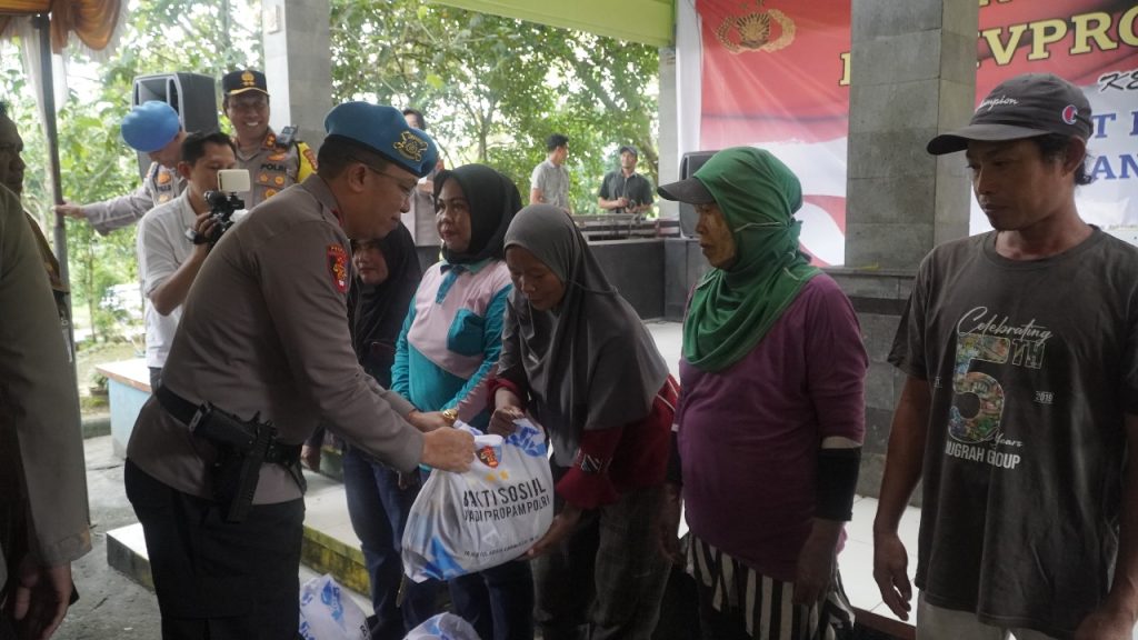 Kadivpropam Mabes Polri Bersama Jajaran Polda Kaltim Salurkan ke Nelayanan Salurkan bantuan ke TPA dan Nelayanan