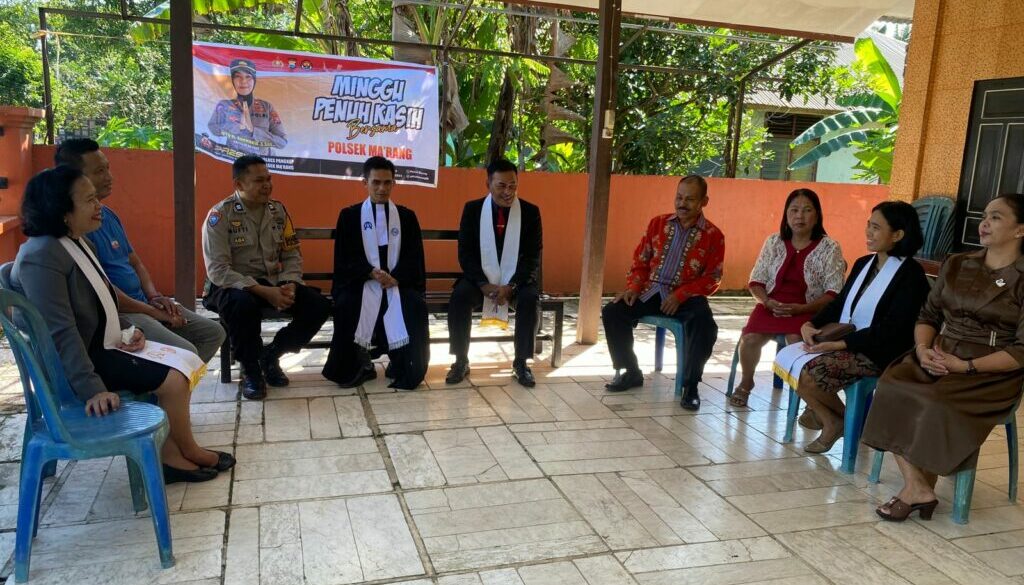Polsek Ma’rang Gelar Program “Minggu Penuh Kasih” di Gereja Padang Lampe* Polsek Ma’rang Gelar Program “Minggu Penuh Kasih” di Gereja Padang Lampe