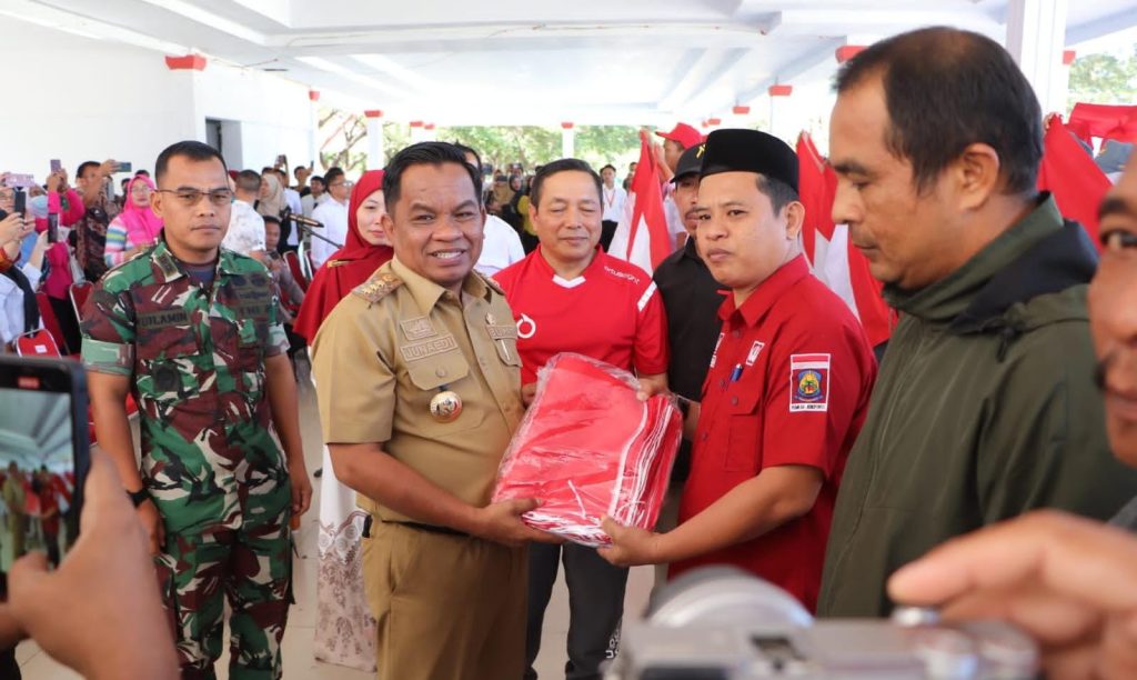 10 Ribu Merah Putih Dibagikan, Pj Bupati Jeneponto: Bendera Dipasang Didepan Rumah