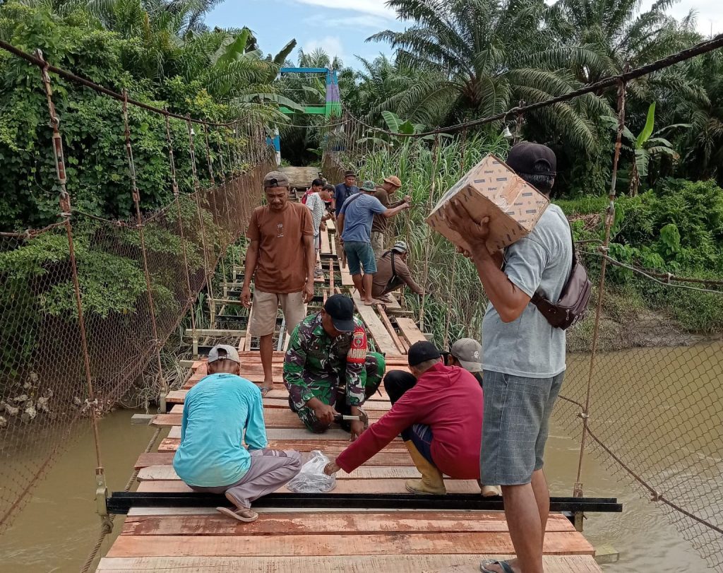 Bahayakan Pelintas, Babinsa Pasangkayu Bantu Warga Perbaiki Jembatan Gantung