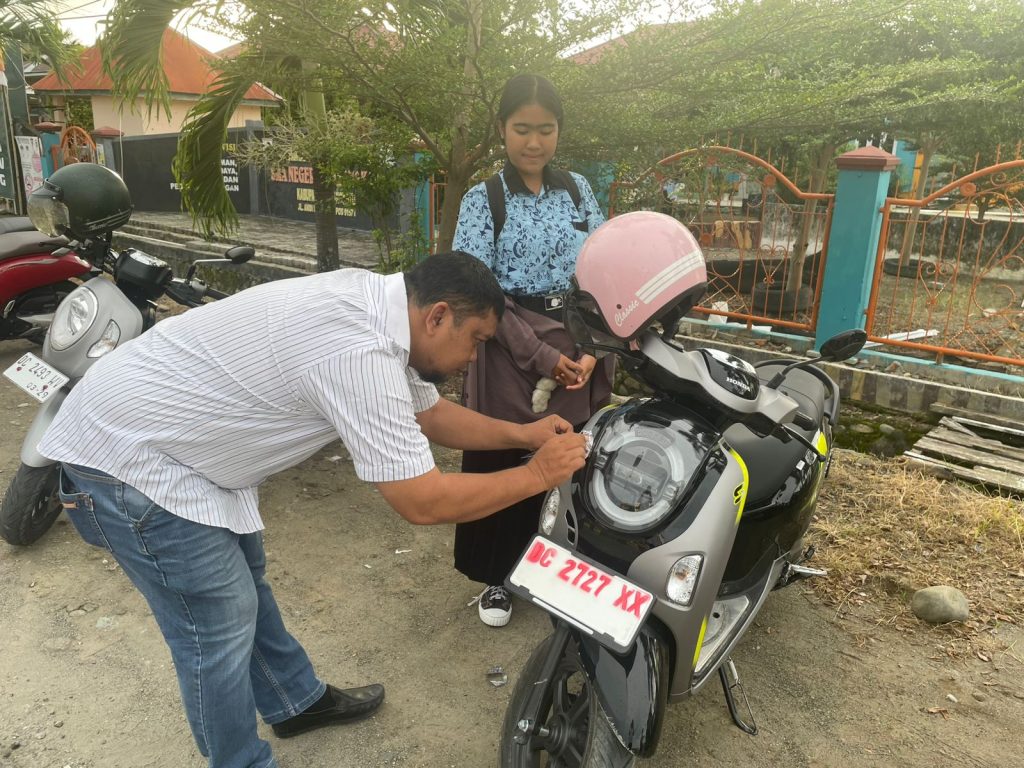 Polisi Pasangkayu Perangi Narkoba dengan Stiker Bicara di Sekolah