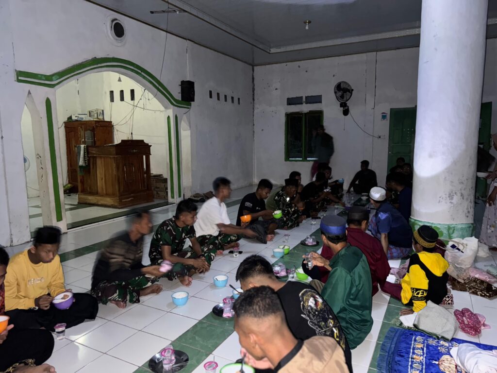 Satgas TMMD Kodim 1427/Pasangkayu dan Warga Berbagi Berkah Ramadhan