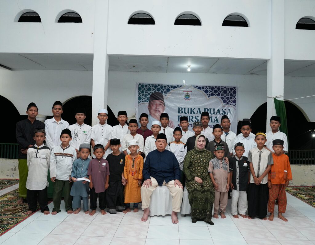 Bukber di Ponpes Al Munawwarah, Wagub Sulbar Salim S Mengga Beri Santunan ke Santri
