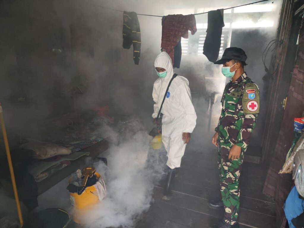 Cegah Malaria, Satgas Yonif 641/Bru Fogging Di Kampung Muaranawa