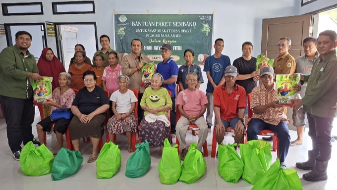 Peduli Warga Kurang Mampu, PT LTT Berbagi Sembako di Desa Tinauka