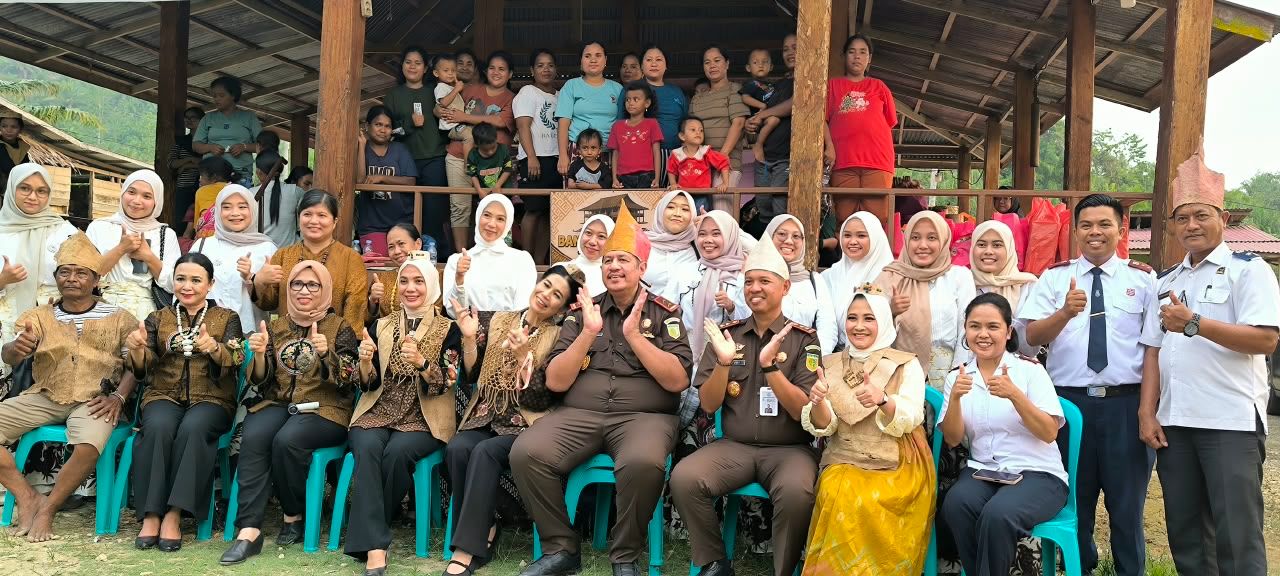 PT Pasangkayu Bersama Kejaksaan Salurkan Bantuan Sosial di Desa Saluraya