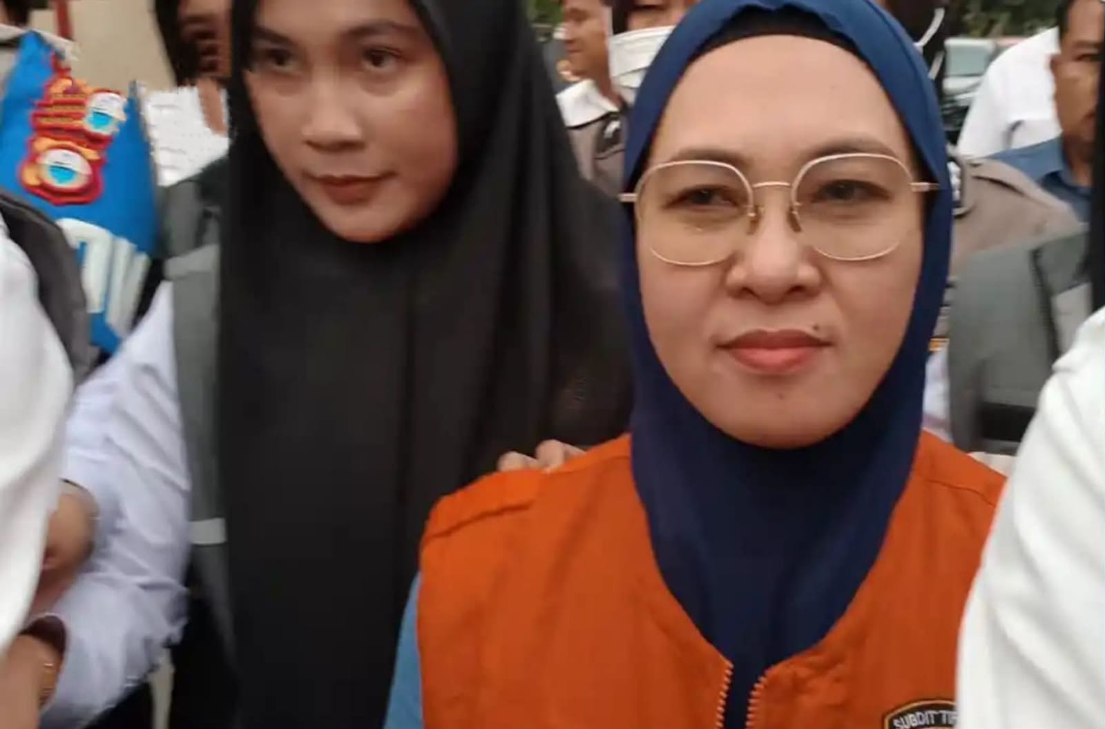 Usai Menjalani Pemeriksaan Intensif, Eks Bupati Gowa Memakai Rompi Orange