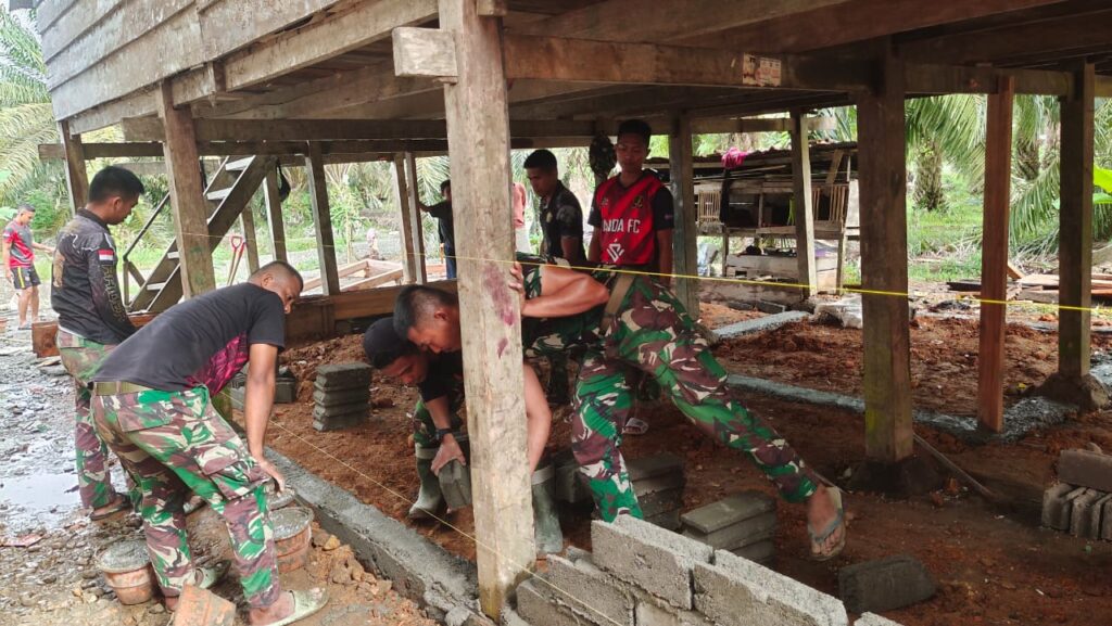 Warga Kurang Mampu Menerima Program RTLH TMMD Kodim/1427 Pasangkayu
