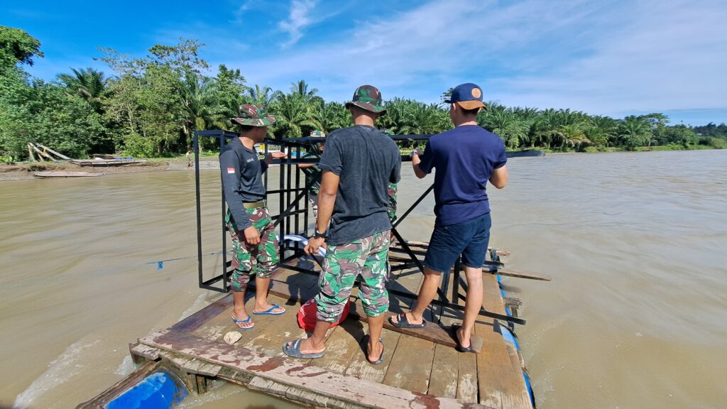 Semangat Pantang Menyerah TMMD, Satgas Kodim 1427/Pasangkayu Terobos Sungai Deras Demi Pastikan Proyek Berhasil